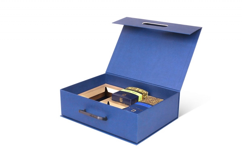 Коробка-чемодан с ложементом из МГК в Москве, производство на заказ