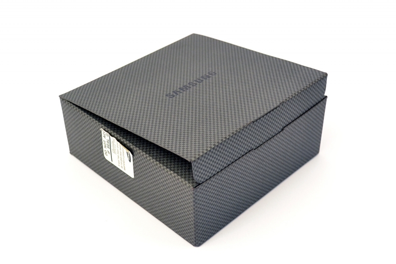 Картонная упаковка из дизайнерских материалов