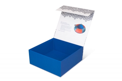 Новогодняя коробка с магнитным клапаном в Москве – производство на заказ